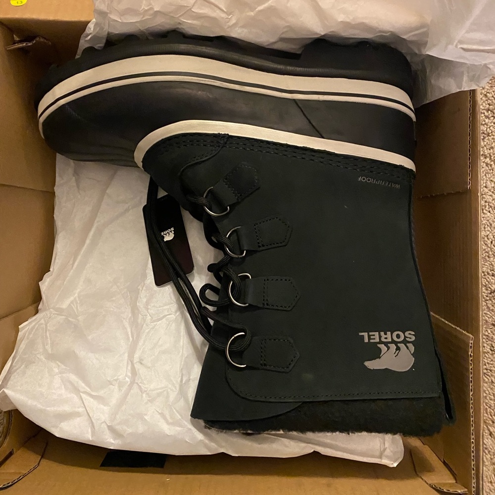 NWT Sorel Men’s size 10 Caribou waterproof boots.